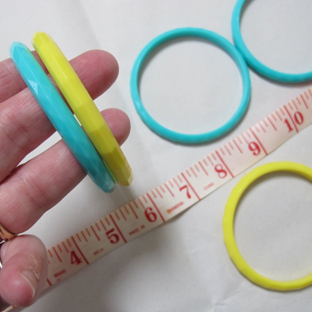 Set of 6 vintage bangles – yellow and torqouise